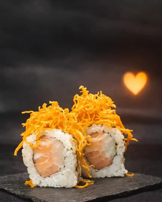 Roll de Salmón y Pepino Encurtido