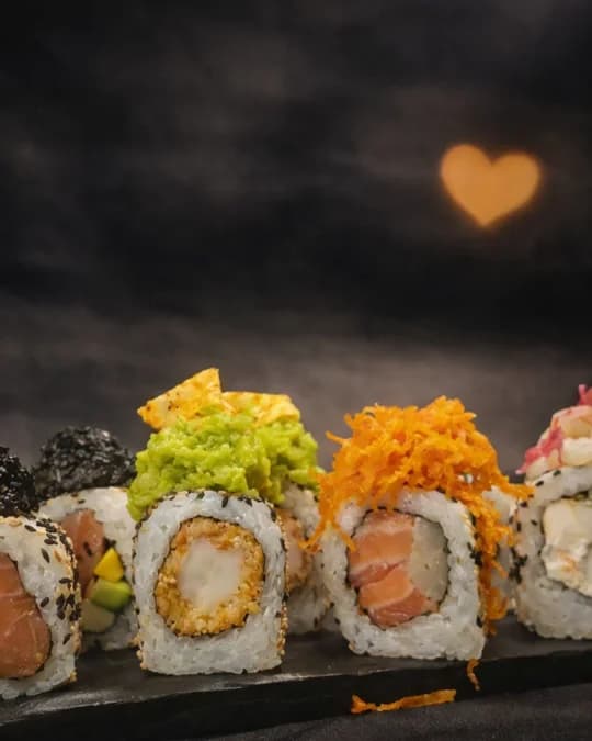 Roll de Salmón y Cebolla Encurtida